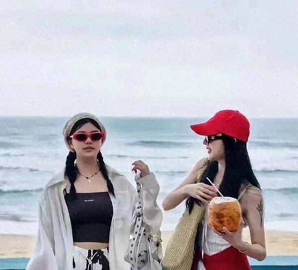 薇娅退居幕后，终于有时间陪女儿，母女同框似姐妹！