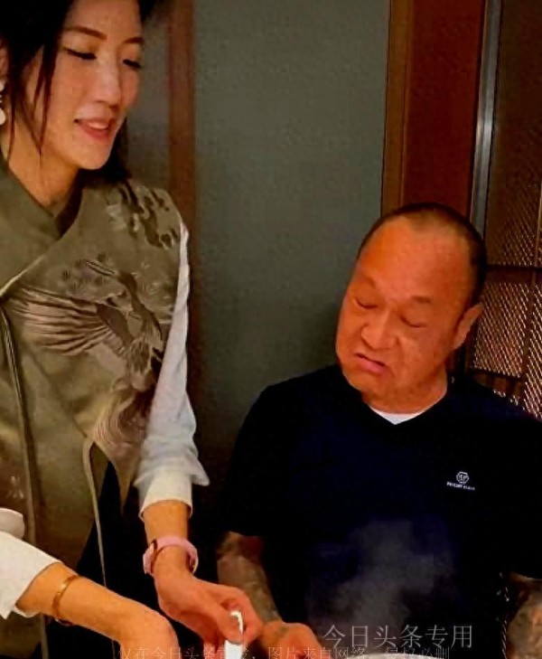神秘富豪与22岁女模热恋，女方身份曝光令人咋舌！