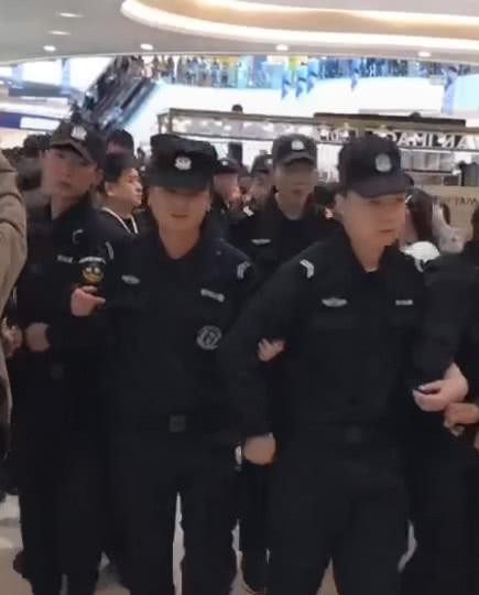 明星排场有多大？看到18线演员的保安量和粉丝量，亏惨了！