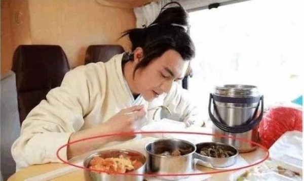 群演的辛酸：盒饭分“三六九等”，群演VS明星，差距太明显
