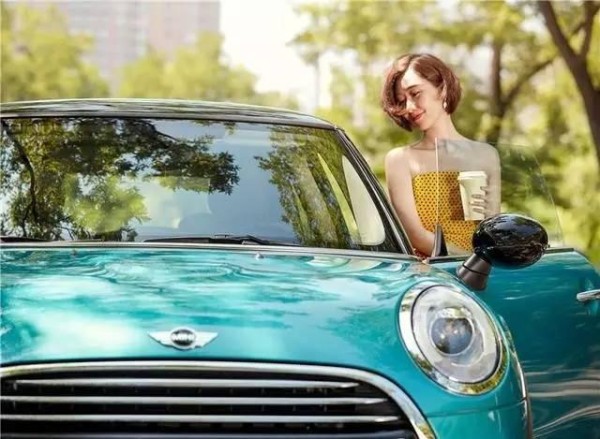 100辆MINI，5分钟被抢空。时尚博主黎贝卡是如何炼成的？-有驾