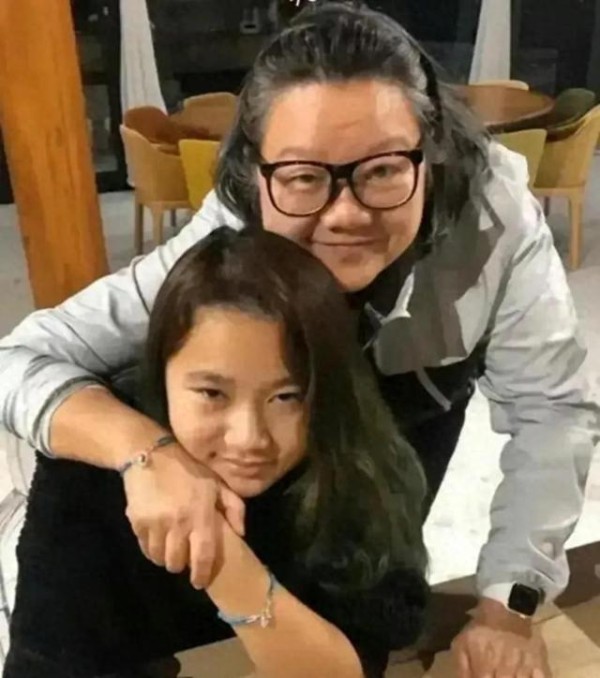 黄磊孙莉机场偶遇洪晃：独立女性与明星家庭碰撞引热议