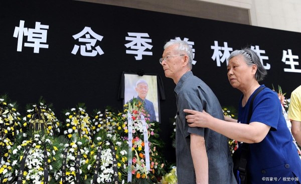 老人去世时，你知道该怎么做吗？教你分辨吊唁和悼念的不同