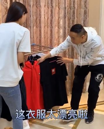 51岁知名导演跨行当网红，直播带货，却遭买家吐槽衣服不如抹布？