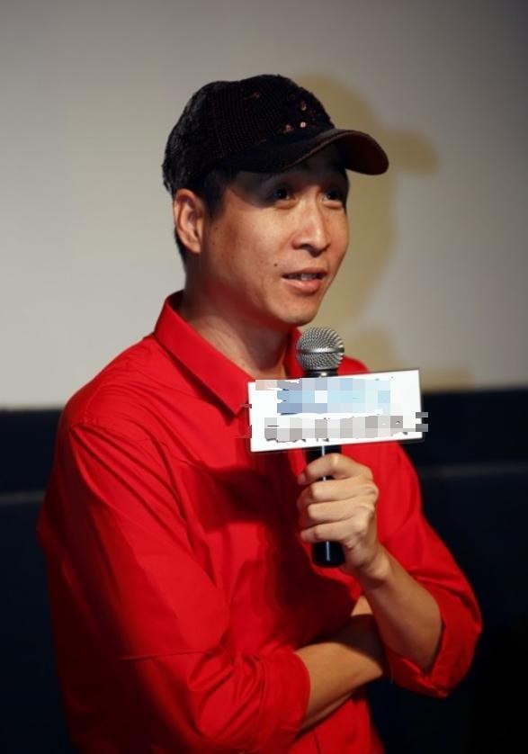 51岁知名导演跨行当网红，直播带货，却遭买家吐槽衣服不如抹布？