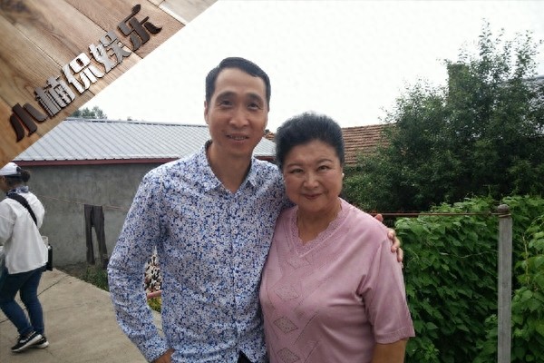 48岁韩兆近照曝光，接连和大腕合照，潘长江宋小宝都在其中