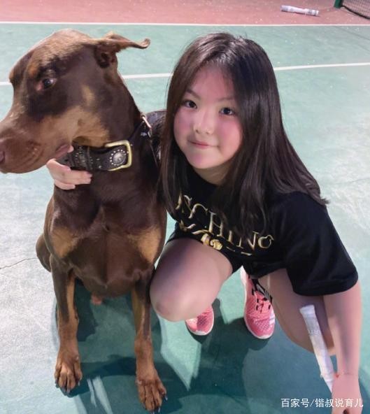 李湘女儿王诗龄近照曝光，曾经的小胖子如今瘦出锥子脸，相当可爱