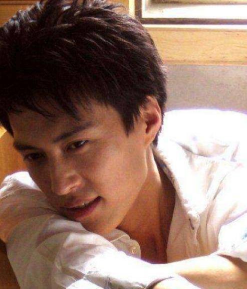 老干部靳东的成名史：靠两个“妈妈”上位，走红后与离异女星结婚