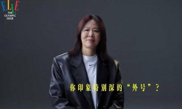 郎平时尚大片火了！64岁戴墨镜炫酷，气场堪比超模