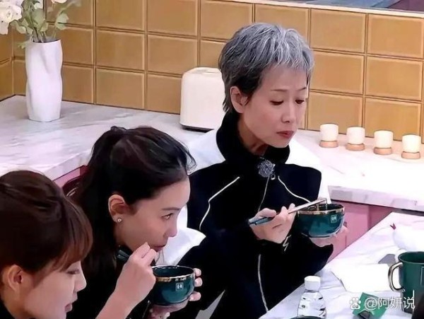 在娱乐圈这个看似复杂的名利场，郭德...@阿妍说的动态