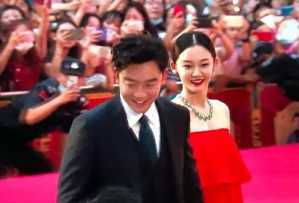 郑凯携新婚妻子首次亮相，全程拉着苗苗的手，简直乐成了一朵花