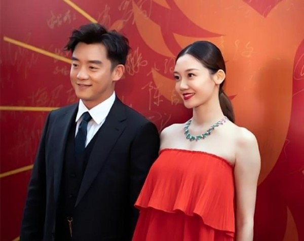 郑凯携新婚妻子首次亮相，全程拉着苗苗的手，简直乐成了一朵花