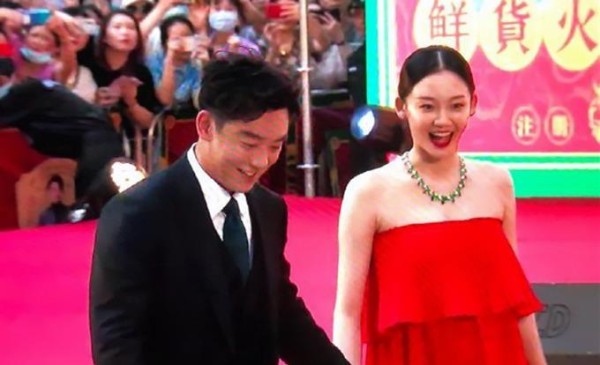 郑凯携新婚妻子首次亮相，全程拉着苗苗的手，简直乐成了一朵花