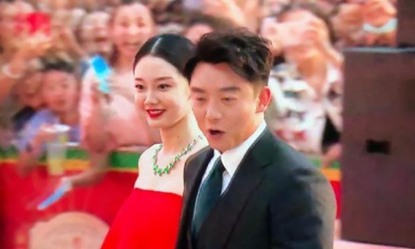 郑凯携新婚妻子首次亮相，全程拉着苗苗的手，简直乐成了一朵花