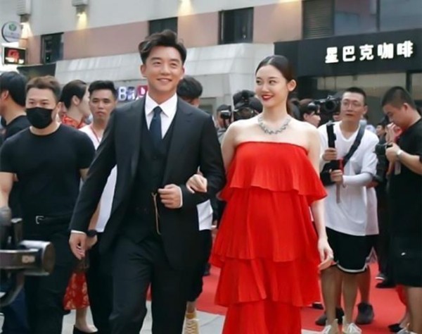 郑凯携新婚妻子首次亮相，全程拉着苗苗的手，简直乐成了一朵花
