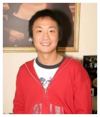 还记得当年的《江南style》 鸟叔吗？如今瘦身成功，撞脸郑中基