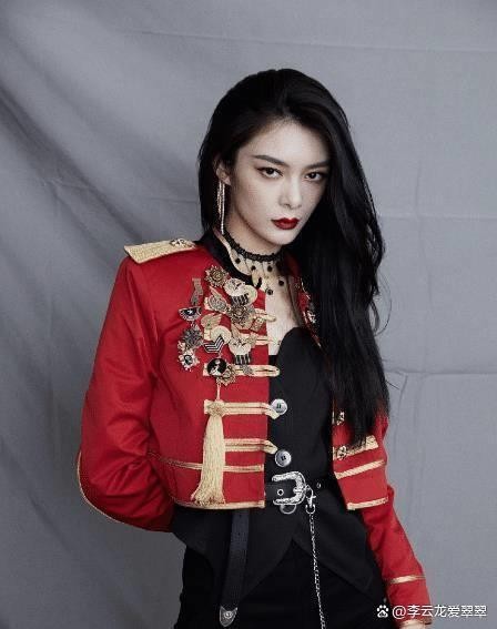 火箭少女解散后，傅菁“失控式”变瘦，腿细到一只手都能握过来