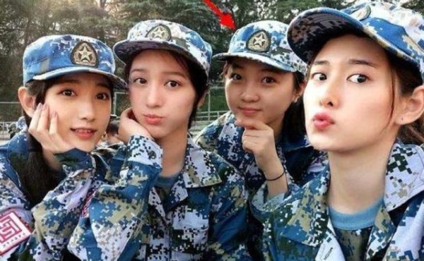 在军训的时候，女大学生要注意！别和教官谈恋爱，吃亏的会是你