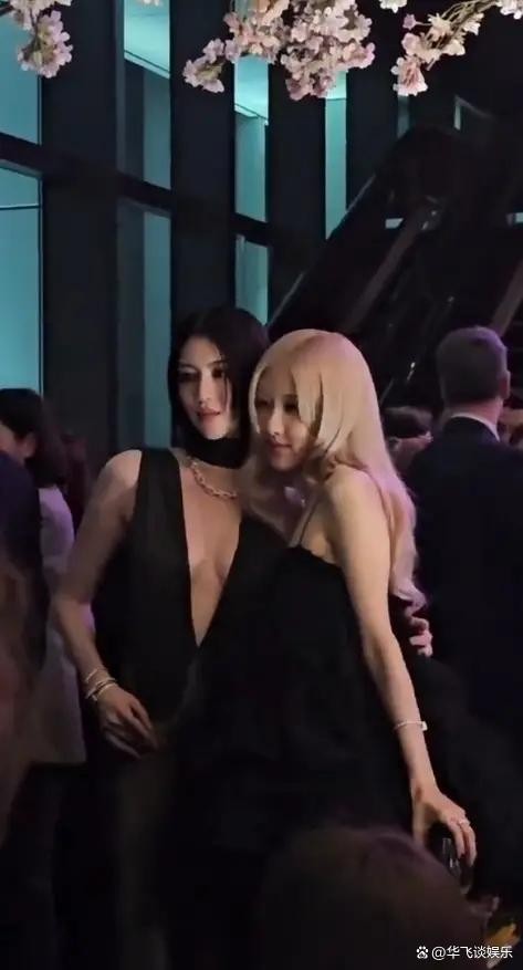 朴彩英与三吉彩花携手现身，合影亲密画面成焦点！
