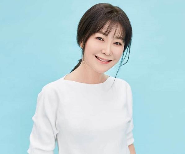 47岁王小骞罕晒全家福，与同龄老公似两代人，6岁女儿乖巧可爱