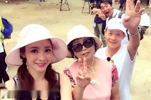 柳岩是领养的吗为什么不跟爹妈姓 柳岩有几个兄弟姐妹 第4张