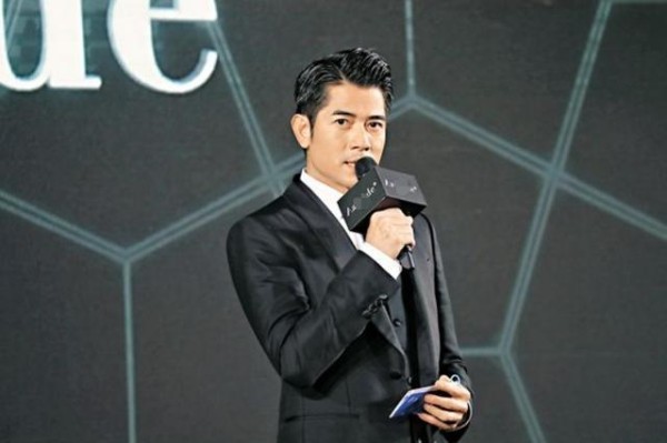 女明星也追星，杨幂见男神秒变娇羞，歌坛大姐大曾暗恋他？