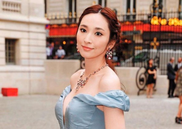 女明星也追星，杨幂见男神秒变娇羞，歌坛大姐大曾暗恋他？