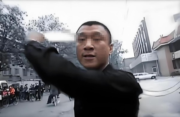杜崽老婆带加代媳妇干工程，地头蛇找茬大鹏受伤，刘华强出面摆事