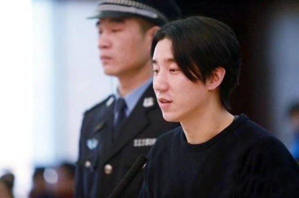 有8年吸毒史，爸爸是国际巨星，妹妹异国流落街头，却无人问津