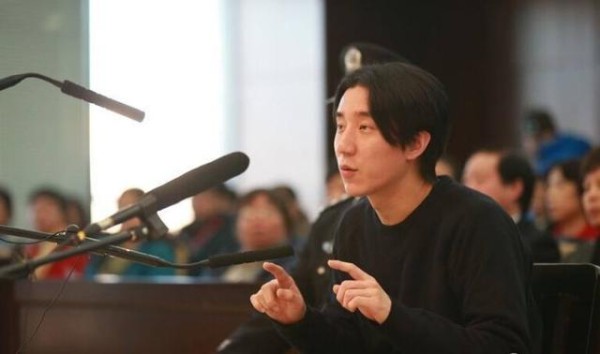 有8年吸毒史，爸爸是国际巨星，妹妹异国流落街头，却无人问津