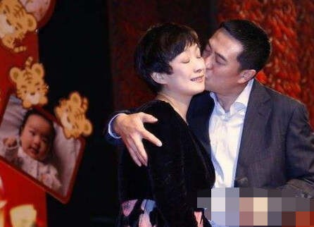 明星低调夫妻，张嘉译和王海燕隐婚多年，今低调幸福