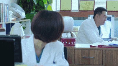 47岁张嘉译全家照, 驼背好心酸, 7岁女儿可爱, 原来二婚妻子是她