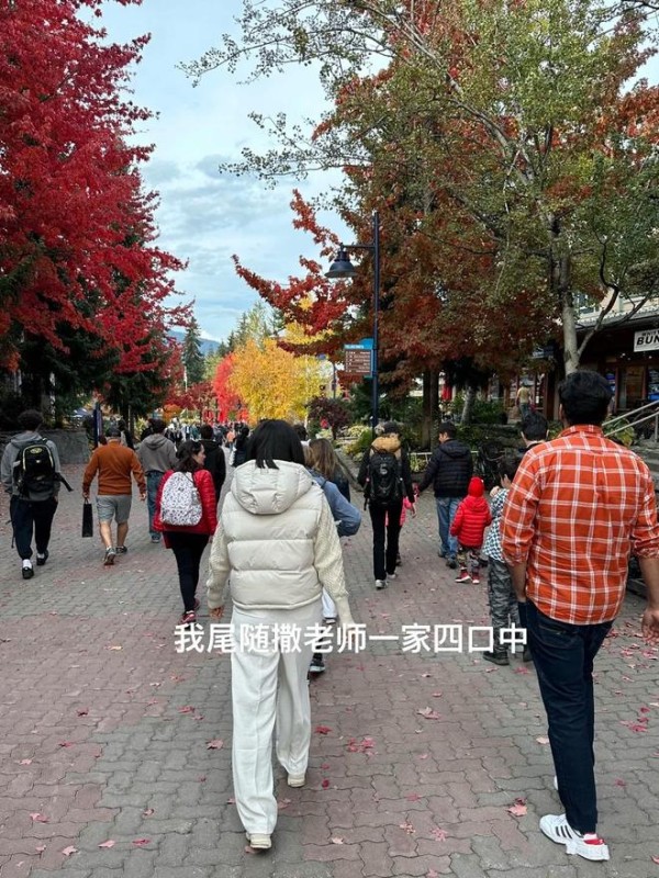 撒贝宁携家人国外逛街被偶遇，一家四口还穿上了羽绒服