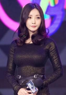 她是大鹏的红颜知己，无数宅男的梦中情人，如今37岁却无人敢娶