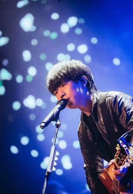 雷子一直都是一个仰着头歌唱的少年