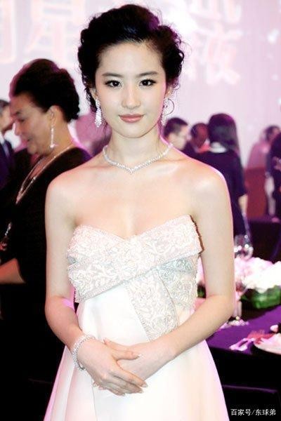 当年绯闻中的易建联和刘亦菲如果结合，到底是谁高攀了谁？
