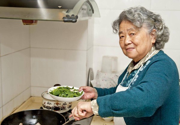 女婿和岳母生活在一起，啥感觉？2个男人说了心里话