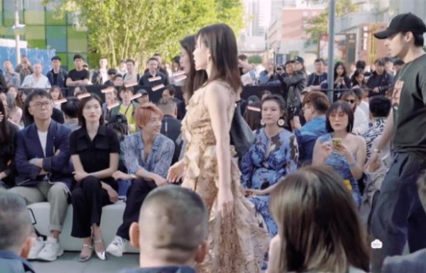 为何明星喜欢晚婚晚育？李艾偶遇谭卓，二人出场方式就能知道原因