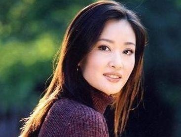 她是巩俐的同学，曾红过马伊琍，事业巅峰却退出娱乐圈！