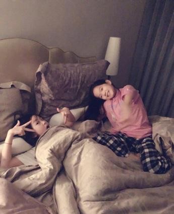 张伦硕和家人看电影, 结果女儿吓坏要求陪睡, 还泄露了一个秘密