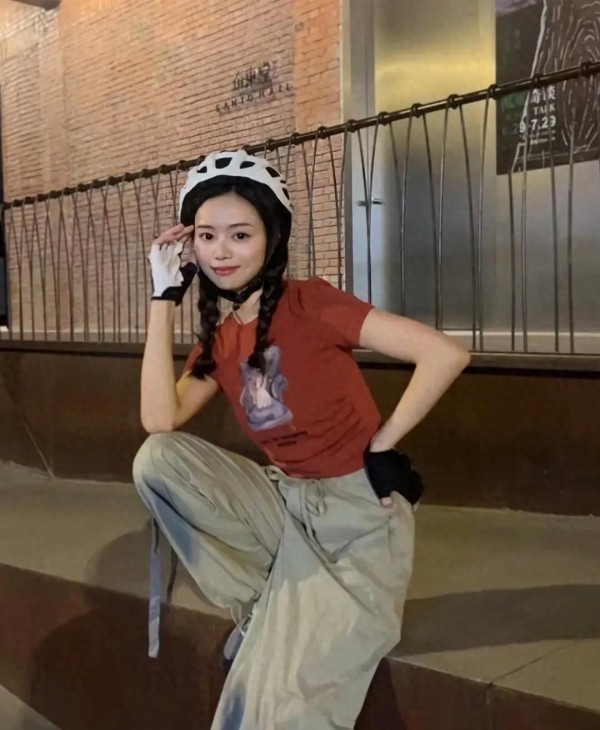 小贝男友首次亮相，粉丝狂喊：“爱的证明！”