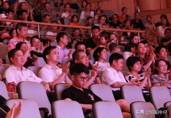 粉丝接机都是些不认识的明星，大佬级别的就没有呢？因为都是安排