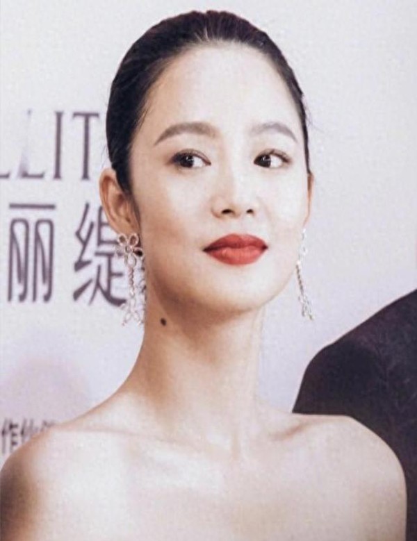 她15岁夺选美桂冠，嫁大15岁二婚姜文，从默默无闻到成为全家宠儿