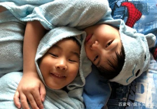 安吉和小鱼儿穿睡衣搞怪搂一起，一家四口甜蜜互相表白幸福感爆棚