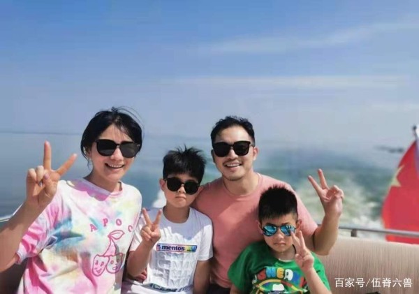 终于不再是搞怪达人！从游泳到首次钢琴表演，小鱼儿将赶超安吉？
