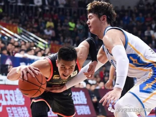 郭艾伦笑称与王哲林关系不佳：其实我挺烦他的