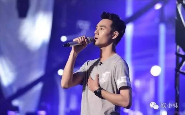 认王凯父母为干爸妈，却招黑无数，她陪伴王凯14年真的适合吗？