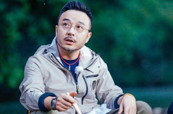 当年小五录制节目，汪涵给一张银行卡现场跪谢，如今他怎么样了？