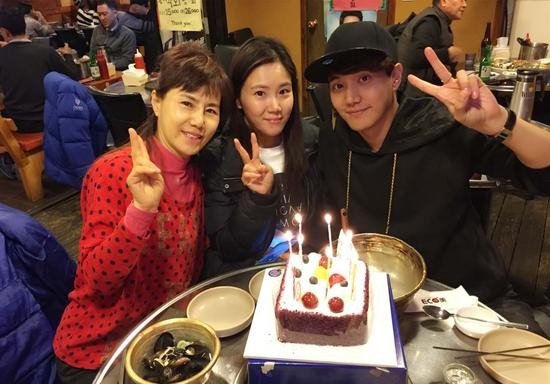 小五妈妈姐姐美照曝光 气质清新似明星