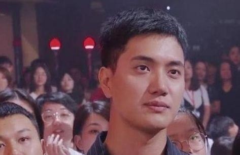 当年小五录制节目，汪涵给一张银行卡现场跪谢，如今他怎么样了？